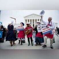 הפגנת תמיכה בקונדיטור שסירב להכין עוגה לזוג חד־מיני, מחוץ לבית המשפט העליון בוושינגטון, 2017. | איי.אף.פי