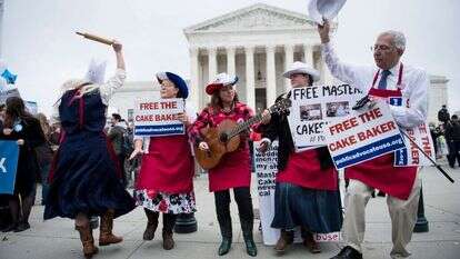 הפגנת תמיכה בקונדיטור שסירב להכין עוגה לזוג חד־מיני, מחוץ לבית המשפט העליון בוושינגטון, 2017. | איי.אף.פי