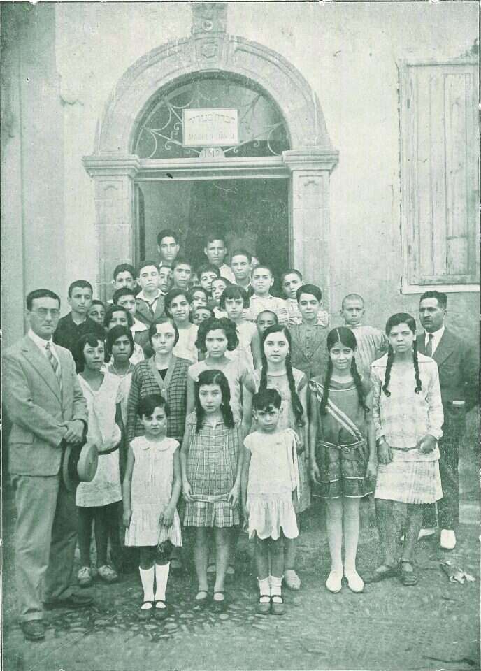 תלמידי ומורי בית הספר של אגודת "מגן דוד"בקזבלנקה, 1928. | מהעיתון LʼAvenir Illustré