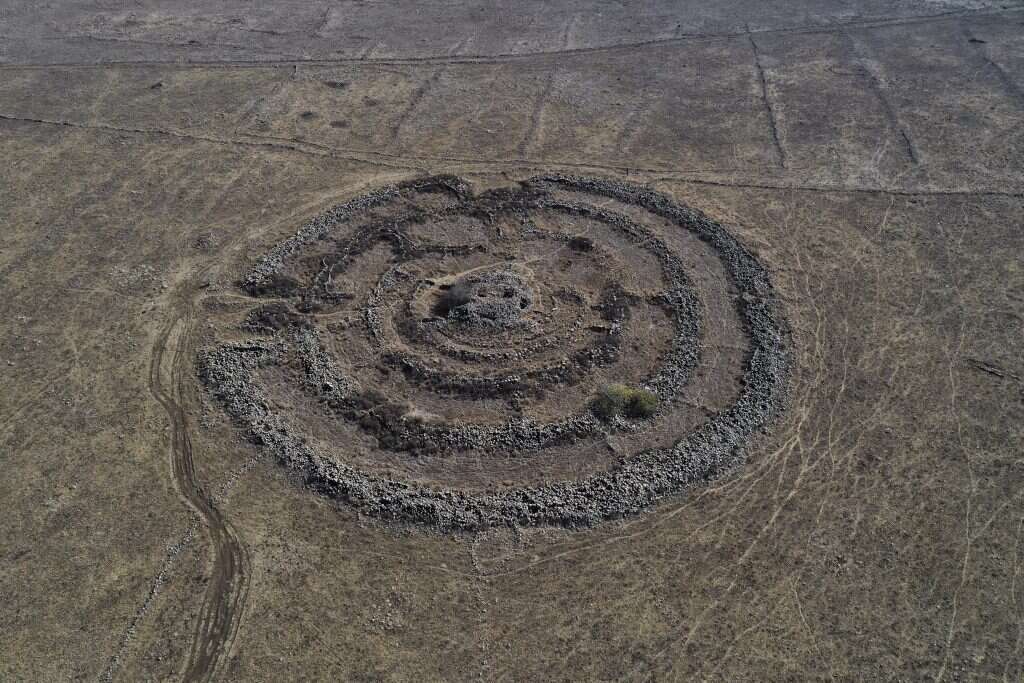 גלגל רפאים או רוג'ום אל־הירי, ליד מושב יונתן בגולן. עשוי מ־ 42 אלף אבני בזלת גורם: נבנה כאתר פולחן או קבר קדום. | איי.אף.פי