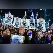 אפילו אם הצד השני לא רוצה לשבת, הימין לא יכול לוותר על הדיון. עצרת השמאל בתל־אביב, השבוע. | אבשלום ששוני, פלאש 90