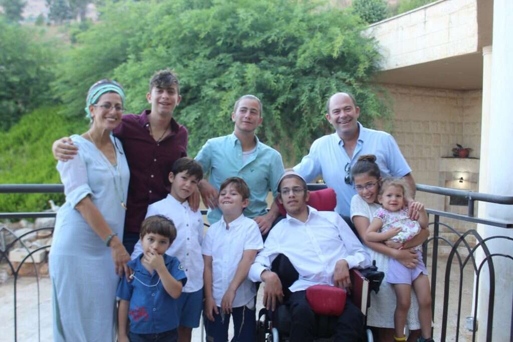 "אמא נאבקה בשבילי על התאמות. היא ישבה בכל מבחן מחוץ לחדר, במשך שבע שעות בכל פעם". משפחת שחור. | באדיבות המשפחהן "אמא נאבקה בשבילי על התאמות. היא ישבה בכל מבחן מחוץ לחדר, במשך שבע שעות בכל פעם". משפחת שחור. | באדיבות המשפחהן