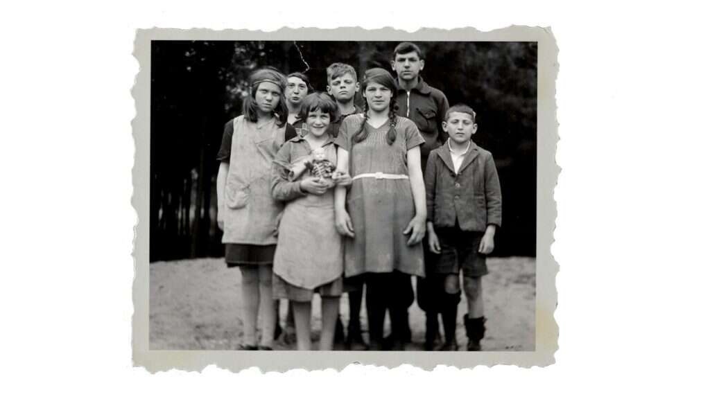 בכיתות שולבו ילדים עם מוגבלויות ובעיות מגוונות. כמה מתלמידי המוסד של סאלי. | ארתור פיינר והמחלקה לזכר השואה בתוך ההסתדרות הציונית העולמית, באדיבות החוקרים רוני דותן, טטיאנה מתניה רוגה והבמאי דן וולמן