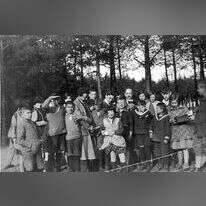 ארתור פיינר, יהודי בן תשעים מניו־יורק, סיפר שעבד בכפר הילדים ונהג לצלם את חיי היומיום. סאלי (קירח, מאחור) עם הילדים. | ארתור פיינר והמחלקה לזכר השואה בתוך ההסתדרות הציונית העולמית, באדיבות החוקרים רוני דותן, טטיאנה מתניה רוגה והבמאי דן וולמן