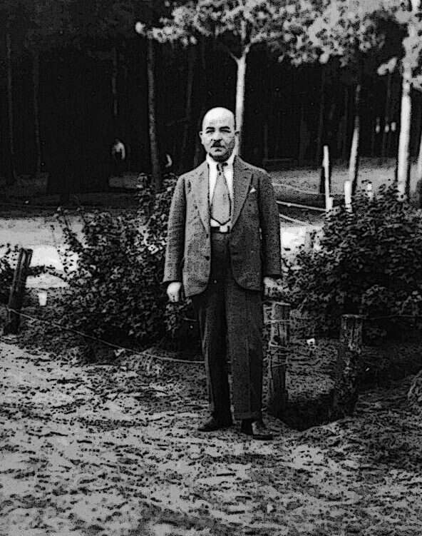 בשנים קשות במיוחד היה יוצא בעצמו בעגלה לעיר, ומבקש מהתושבים לתרום אוכל לתלמידיו. סאלי בגינת המוסד החינוכי. | ארתור פיינר והמחלקה לזכר השואה בתוך ההסתדרות הציונית העולמית, באדיבות החוקרים רוני דותן, טטיאנה מתניה רוגה והבמאי דן וולמן