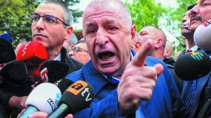 אוזדאג מתראיין לתקשורת לאחר שקרא תיגר על שר הפנים הטורקי, מאי 2022. | איי.אף.פי