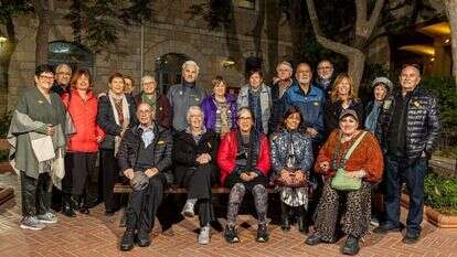 קבוצת המתנחלים הירושלמים, מימין לשמאל: יענקל'ה פרידמן, מאלקנה; יעל גנס, אלקנה; עדי שרון (יושבת), קרני־שומרון; אילה ומאיר גרוסר, גינות־שומרון; אהרון ותרצה (יושבת) יהודה, בית־אל; ישראל ומילי גלון, יקיר; לביאה ליפשיץ (יושבת), בית־אל; הדסה ויצחק חלמיש, בני־ברק; דבורה פוקסמן (יושבת), רמת־מגשימים; מרסל גנס (יושב), אלקנה; שרה עמיר־ורקר, קרני־שומרון; רבקה פויכטונגר, פתח־תקווה; רונית ויוסי ושדי, קרני־שומרון; רפא לסר, כפר־אדומים. | נעמה שטרן