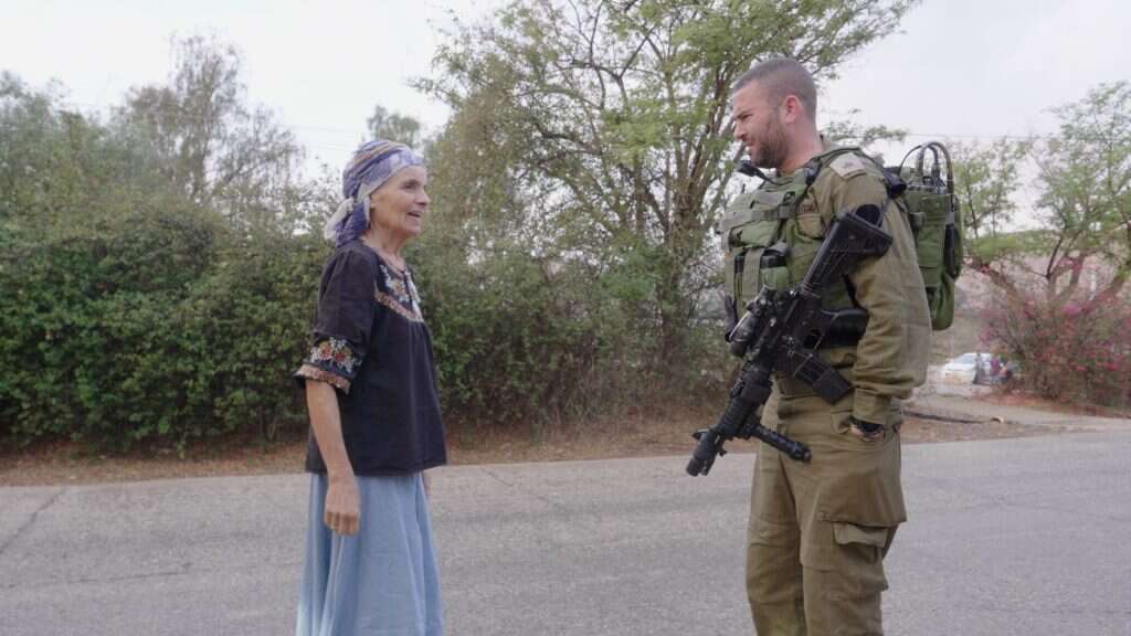 "אנחנו מול הר נבו, תחת עיני משה רבנו". מתוך הסרט "אש יוקדת ביריחו". | אברהם שפירא, מתוך הסרט