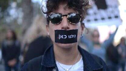 עובדת כאן 11 בהפגנה נגד סגירת התאגיד, בשבוע שעבר. | תומר נויברג/פלאש90