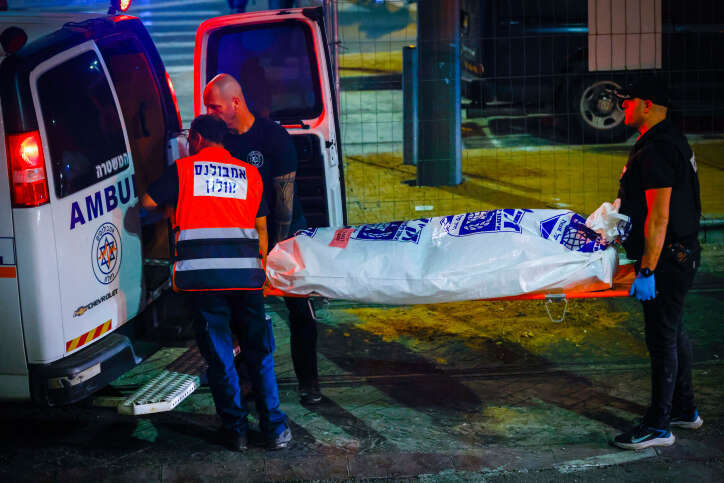 פינוי גופת נרצח בטבח בנווה יעקב, בליל שבת. | אוליבייה פיטוסי, פלאש 90