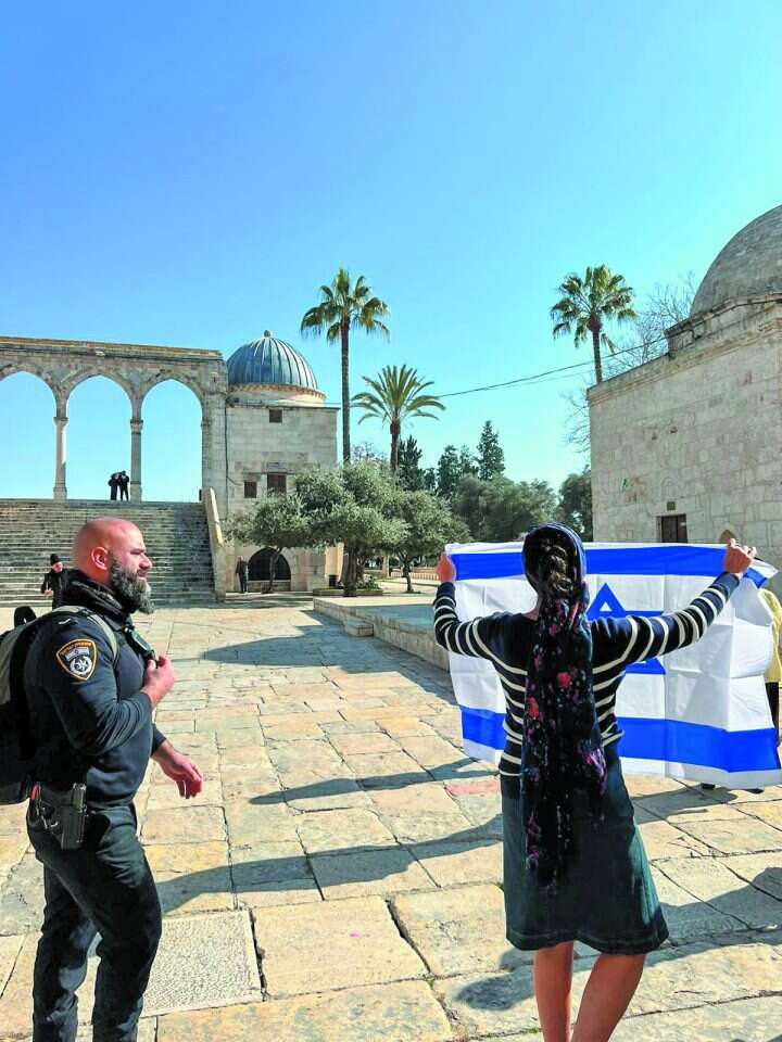 נילי נאהורי מניפה דגל בהר, השבוע