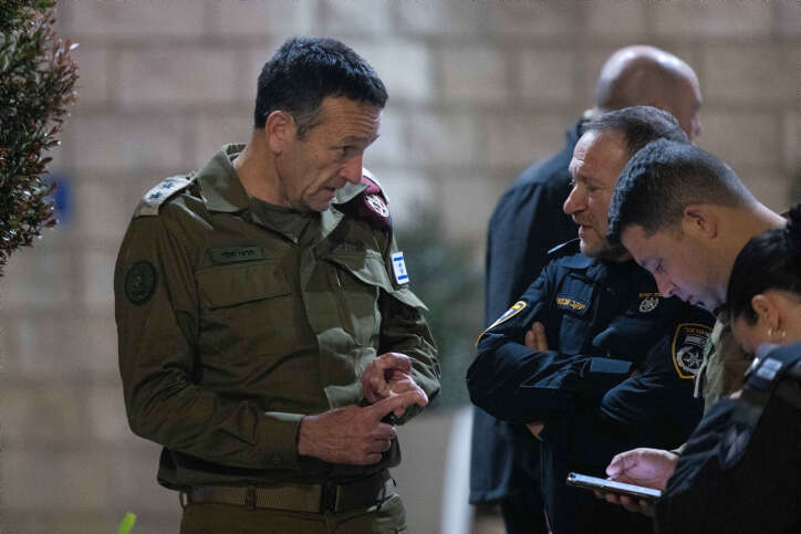 המפכ"ל לשעבר קובי שבתאי עם הרמטכ"ל הרצי הלוי. | יונתן זינדל, פלאש 90 המפכ"ל לשעבר קובי שבתאי עם הרמטכ"ל הרצי הלוי. | יונתן זינדל, פלאש 90