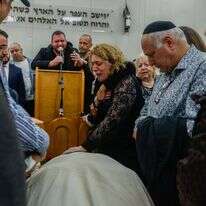 בנו של רפאל בן אליהו סופד לו בהלוויתו. | אוליבייה פיטוסי, פלאש 90