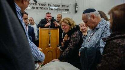 בנו של רפאל בן אליהו סופד לו בהלוויתו. | אוליבייה פיטוסי, פלאש 90