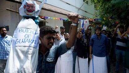 "רב־הטבחים מגוג'אראט". סטודנטים במצעד מחאה נגד מודי בקראלה, שלשום. | איי.אף.פי