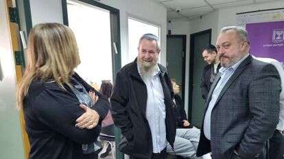 מעוז (במרכז) בביקור ב"נקודה חמה" של נתיב בחדרה, השבוע.