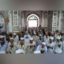 מתפללים במסגד בעיר פשוואר שבפקיסטן. | שאטרסטוק