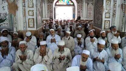 מתפללים במסגד בעיר פשוואר שבפקיסטן. | שאטרסטוק