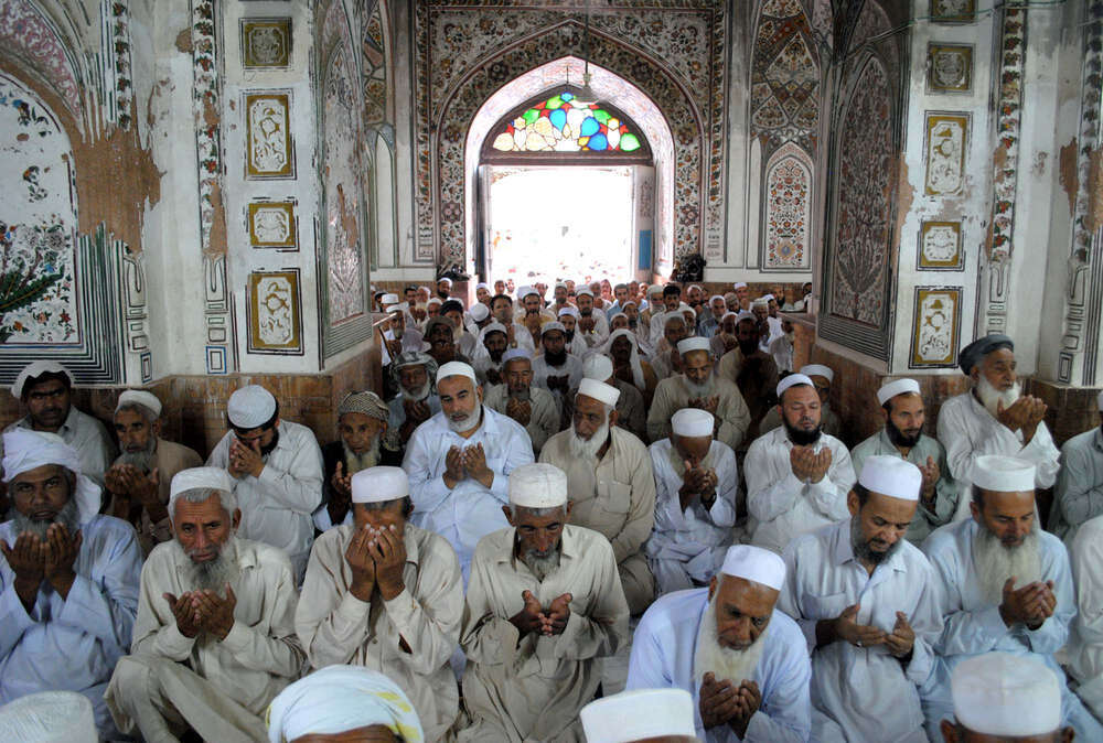 מתפללים במסגד בעיר פשוואר שבפקיסטן. | שאטרסטוק