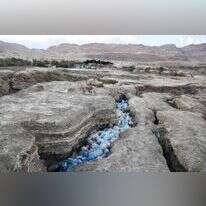 זבל לחופי ים המלח. | EPA