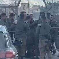 תחילת המהומה בין החיילים בחברון. | מסך מתוך סרטון