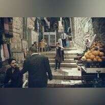 "המדרגות נושאות כל בקשה מלמטה למעלה". | שאטרסטוק