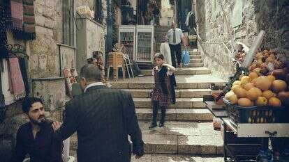 "המדרגות נושאות כל בקשה מלמטה למעלה". | שאטרסטוק