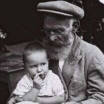 גר מהולנד קורא יחד עם נכדו בתנ"ך, תל־אביב 1934. | זלוטן קלוגר, לע"מ