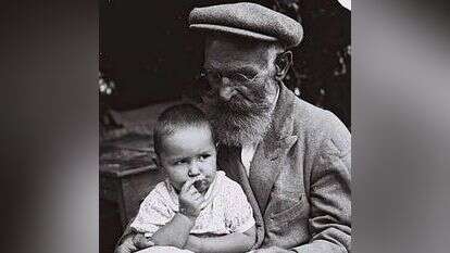 גר מהולנד קורא יחד עם נכדו בתנ"ך, תל־אביב 1934. | זלוטן קלוגר, לע"מ