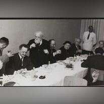 קונקורדנציה פופולרית של אינטלקטואלים יקים ירושלמים שהקימו את האוניברסיטה העברית. יום הולדת 80 למרטין בובר באוניברסיטה העברית בירושלים, 1958, בהשתתפות ש"י עגנון, יוסף שפרינצק ושמואל הוגו ברגמן. | ארכיון שי עגנון, האוסף הלאומי לתצלומים על שם משפחת פריצקר, הספרייה הלאומית