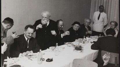 קונקורדנציה פופולרית של אינטלקטואלים יקים ירושלמים שהקימו את האוניברסיטה העברית. יום הולדת 80 למרטין בובר באוניברסיטה העברית בירושלים, 1958, בהשתתפות ש"י עגנון, יוסף שפרינצק ושמואל הוגו ברגמן. | ארכיון שי עגנון, האוסף הלאומי לתצלומים על שם משפחת פריצקר, הספרייה הלאומית