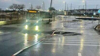 הבור שנפער בכביש בתל אביב. | דוברות המשטרה