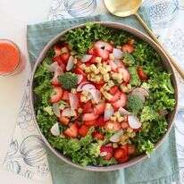 מתכון לסלט ברוקולי טרי ותותים עם ויניגרט תותים. | אפרת ליכטנשטט