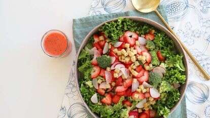 מתכון לסלט ברוקולי טרי ותותים עם ויניגרט תותים. | אפרת ליכטנשטט