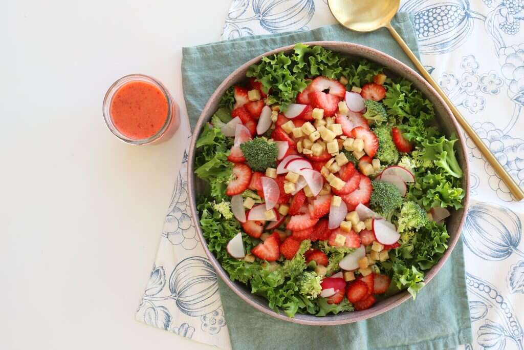 מתכון לסלט ברוקולי טרי ותותים עם ויניגרט תותים. | אפרת ליכטנשטט