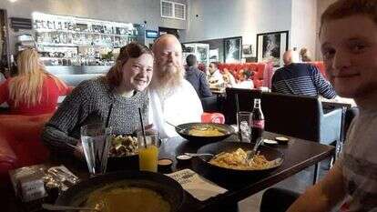 רנה עם אביה הרב איתן ודביר, לפני הפיגוע. | באדיבות המשפחה רנה עם אביה הרב איתן ודביר, לפני הפיגוע. | באדיבות המשפחה