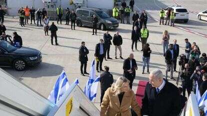 נתניהו עולה למטוס בדרך לאירופה. | עמוס בן גרשום, לע"מ