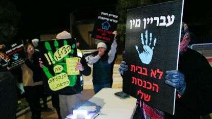 תושבי קצרין מוחים נגד עזרא שיינברג. | מיכאל גלעדי, פלאש 90 תושבי קצרין מוחים נגד עזרא שיינברג. | מיכאל גלעדי, פלאש 90