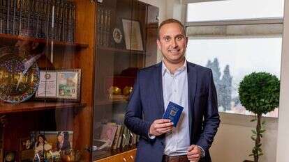 "היום כולם רתומים למשימה". ברינגר במשרדו ברשות האוכלוסין והגירה בירושלים. | נעמה שטרן