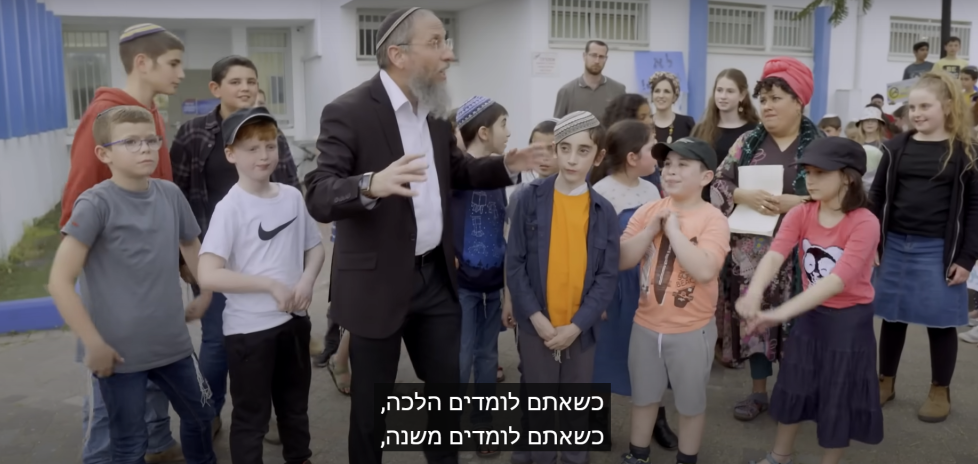 "כשהיית ילד לא היה אינטרנט? אז מה עשית כל היום?". הרב רימון באחד מסרטוני "רצים למשנה". | מסך מתוך "רצים למשנה"