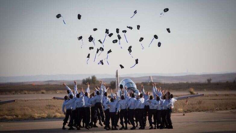 סיום קורס טיס. | מרים אלסטר, פלאש 90