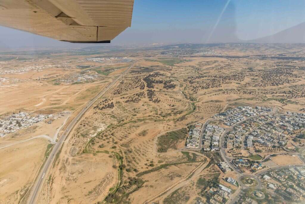 אין בנייה רוויה. גבעות־בר (מימין) והפזורה בדרום רהט (מעבר לכביש משמאל). | נעמה שטרן