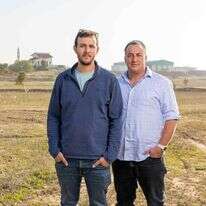 דויטש (מימין) ולזר. | נעמה שטרן