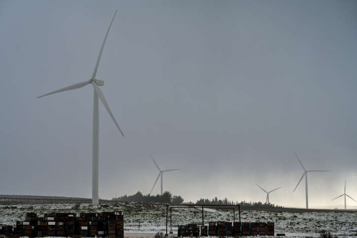 טורבינות הרוח בגולן בשלג, ברקע קיבוץ אלרום. | מיכאל גלעדי, פלאש 90
