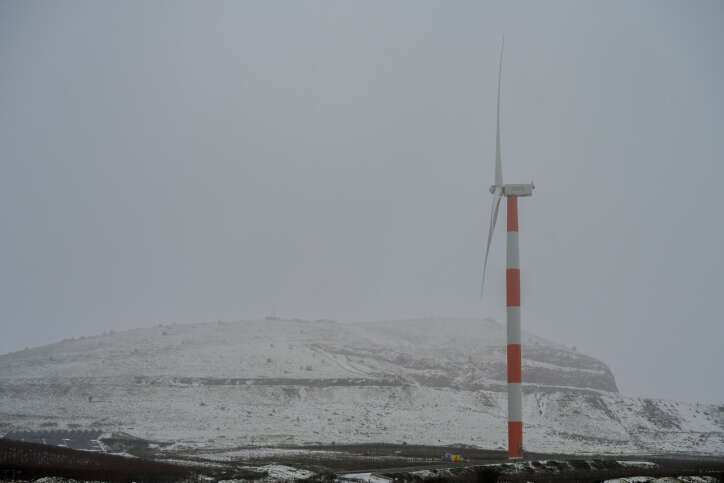טורבינת רוח ברמת הגולן, הבוקר. ברקע הר אביטל. | מיכאל גלעדי, פלאש 90