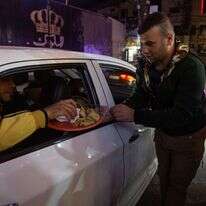 חלוקת ממתקים בחאן־יונס שברצועת עזה, לאחר הטבח בנווה־יעקב בליל השבת שעברה. | גטי אימג'ס