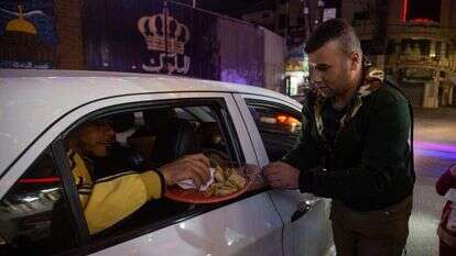 חלוקת ממתקים בחאן־יונס שברצועת עזה, לאחר הטבח בנווה־יעקב בליל השבת שעברה. | גטי אימג'ס