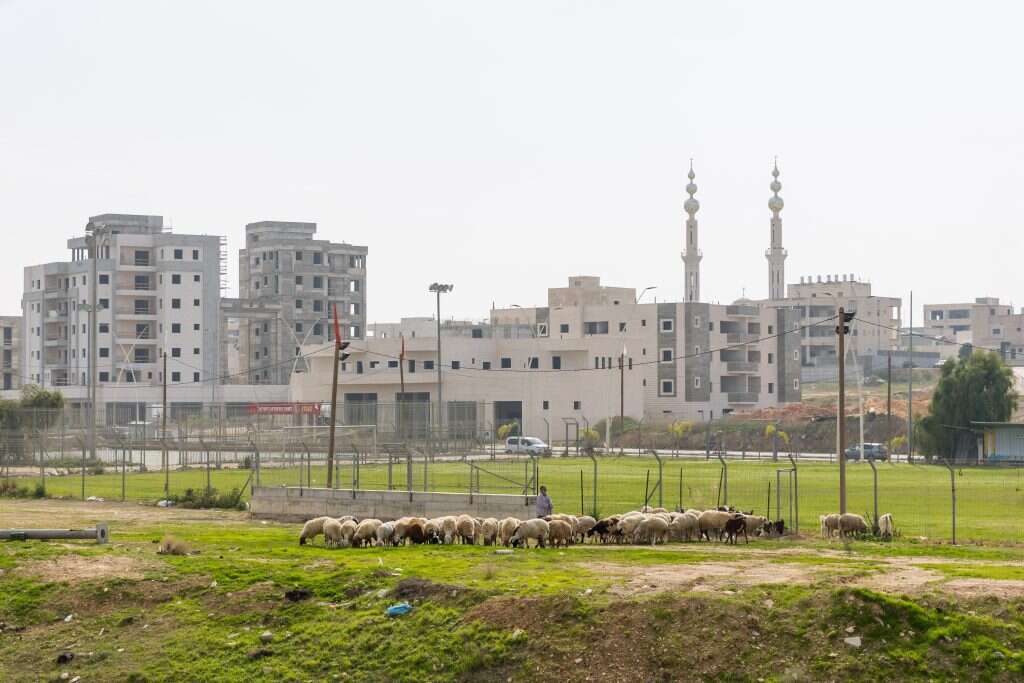 "אין היום כסף להחזיק משפחות גדולות. רוב הגברים מתחתנים עם אישה אחת". רהט, העיר הבדואית היחידה בעולם. | לירון מולדובן "אין היום כסף להחזיק משפחות גדולות. רוב הגברים מתחתנים עם אישה אחת". רהט, העיר הבדואית היחידה בעולם. | לירון מולדובן