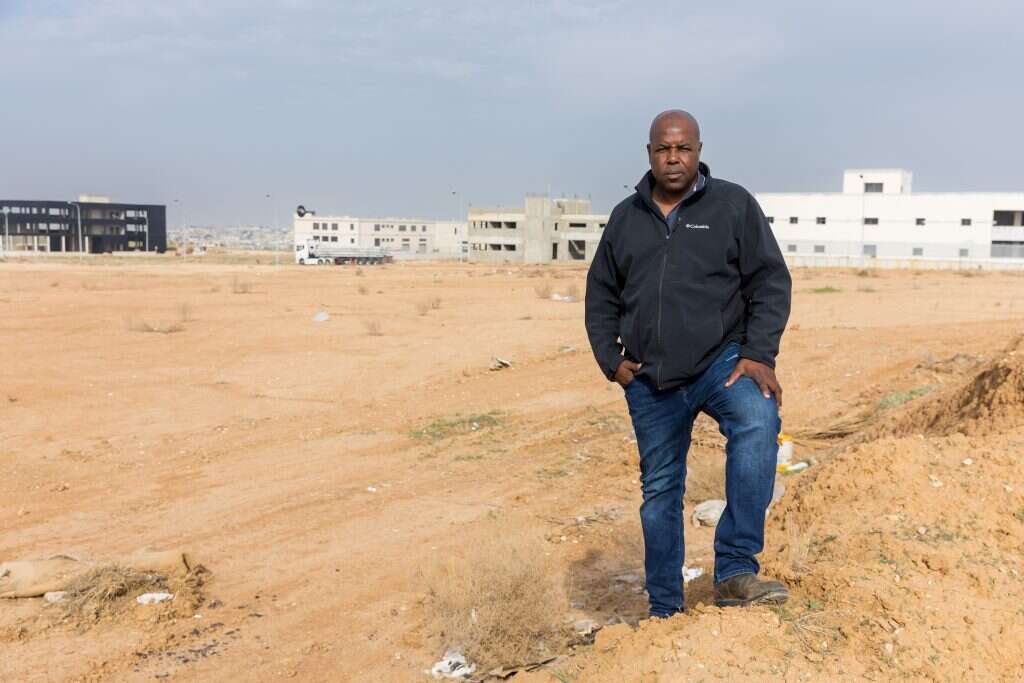 "הסבים והסבתות שלנו הגיעו לפה מאפריקה, הם השתקעו באזור הזה כעבדים של הבדואים מסיני". אל־הוזייל בשירותו בצה"ל. | יהודה לחיאני "הסבים והסבתות שלנו הגיעו לפה מאפריקה, הם השתקעו באזור הזה כעבדים של הבדואים מסיני". אל־הוזייל בשירותו בצה"ל. | יהודה לחיאני