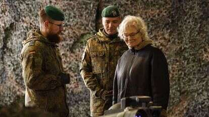 שרת ההגנה הגרמנית סוקרת אמל"ח שמיועד למשלוח לאוקראינה, בחודש שעבר. | איי.אף.פי